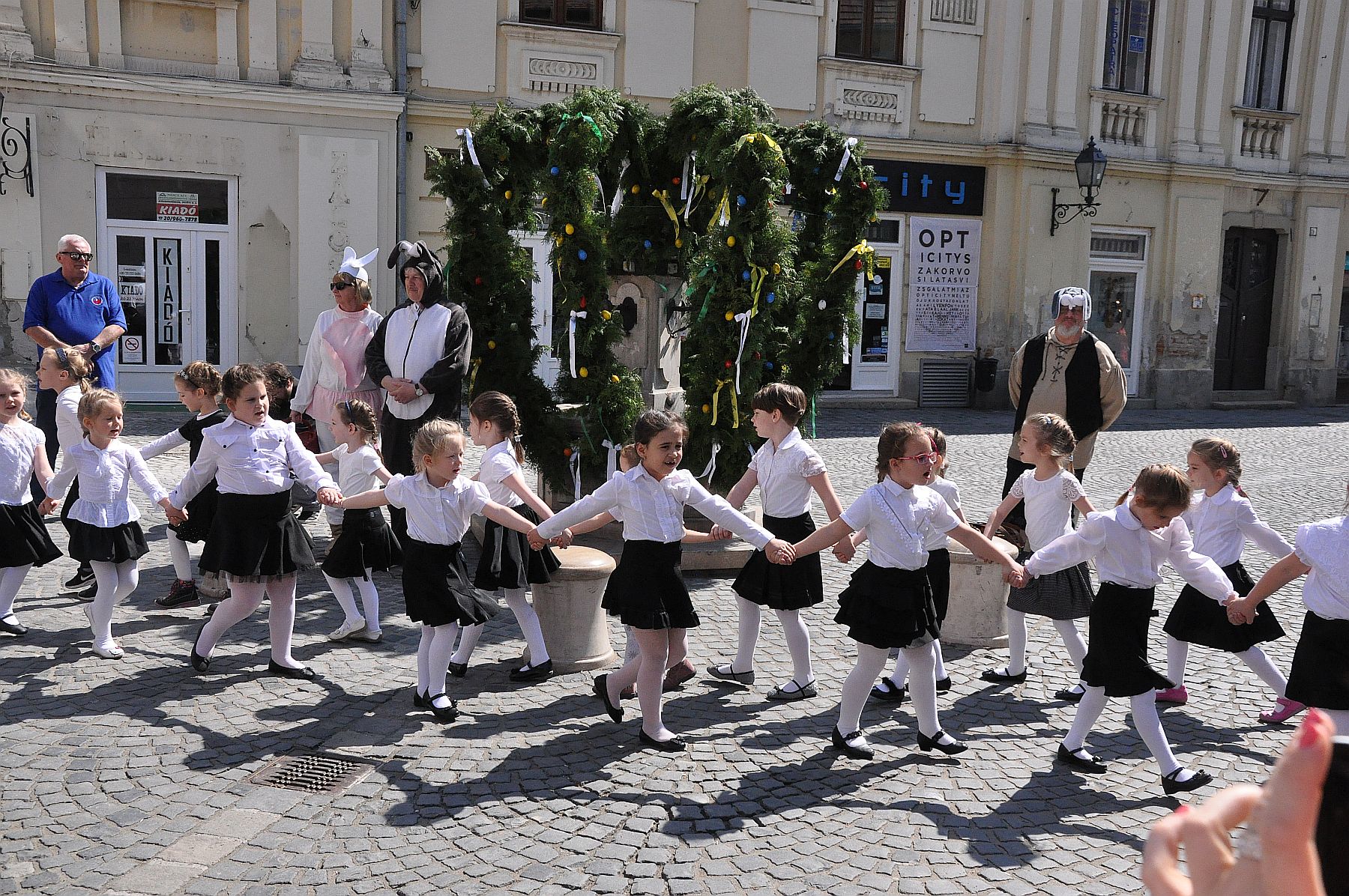 A VI. Tojáskút ünnepélyes felavatása a Liszt Ferenc utcában